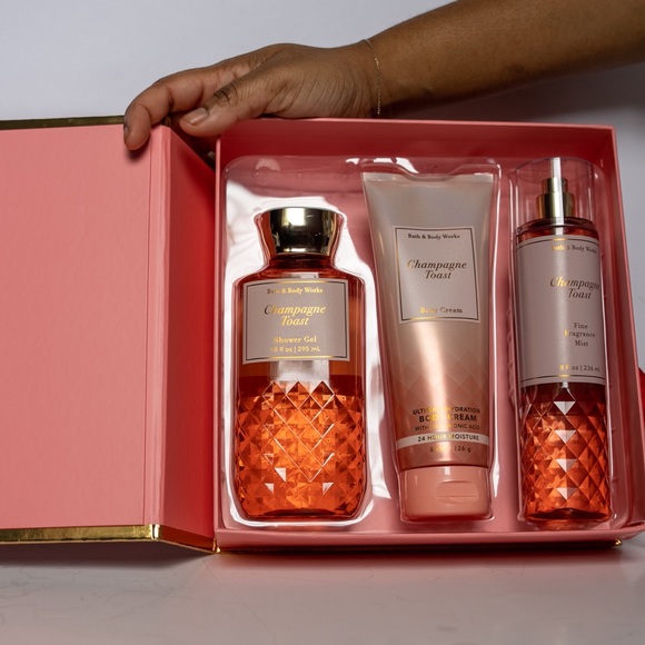 Bath and body works holiday gift set - Picture 2 of 2